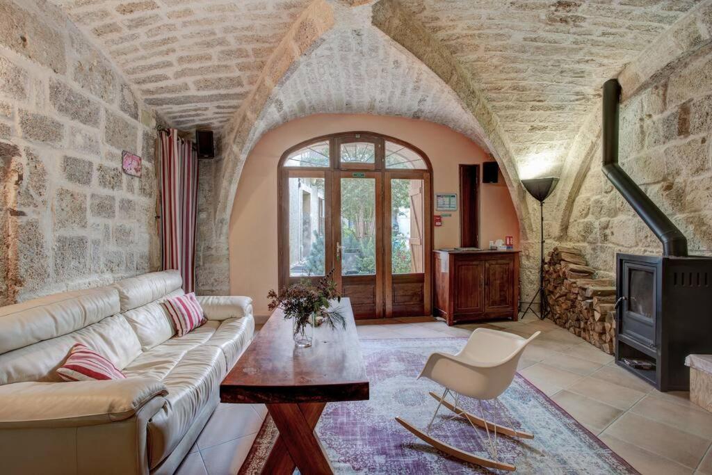 Stunning Medieval Getaway วิค-ลา-การ์ดิโอล ภายนอก รูปภาพ