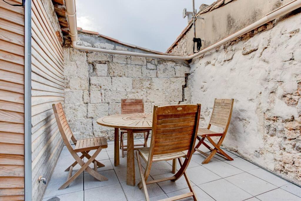 Stunning Medieval Getaway วิค-ลา-การ์ดิโอล ภายนอก รูปภาพ