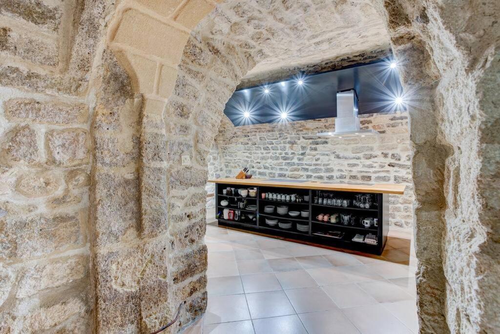Stunning Medieval Getaway วิค-ลา-การ์ดิโอล ภายนอก รูปภาพ
